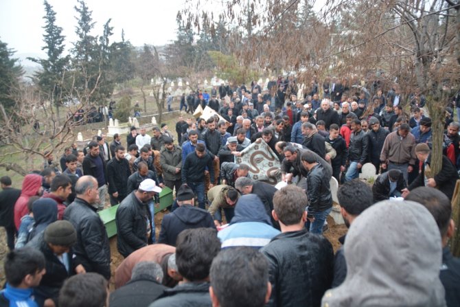 Siirt'te 2 katlı evin çökmesiyle hayatını kaybedenler toprağa verildi