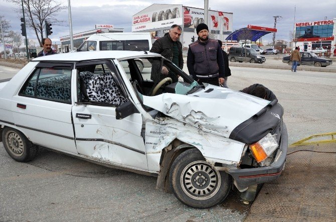 Yozgat’ta Otomobil Traktöre Çarptı: 1 Yaralı