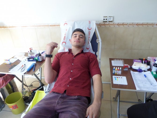 Zonguldak'ta dershane öğrencileri ve personellerinden kan bağışı