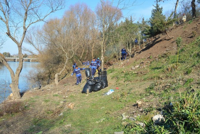 Büyükşehir, Ceyhan Nehrinin kıyılarını temizliyor