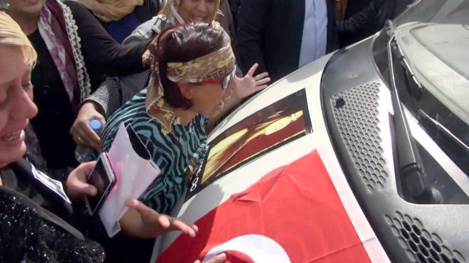 Dövülerek öldürülen Türkan’ın duvaklı tabutunu kadınlar taşıdı