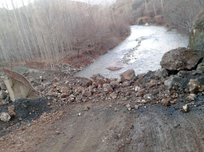 Dağdan Kopan Kaya Parçası Köprünün Üzerine Düştü
