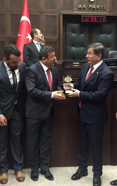 Darıcalı Atletler Kupayı Başbakan Davutoğlu’na Götürdü