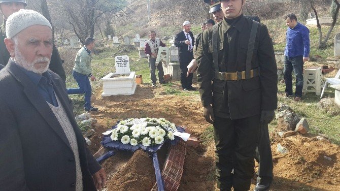 73 Yaşında Hayatını Kaybeden Emekli Astsubay Düzenlenen Askeri Törenle Toprağa Verildi