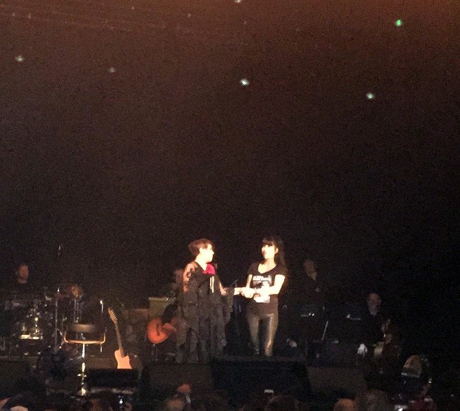 Amsterdam’da Hande Yener Ve Aylin Çoşkun’dan Sezen Aksu’ya Tişörtlü Mesaj
