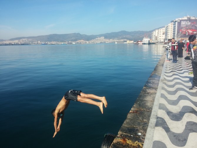 İzmir'de şubatta sıcaklık rekor kırıldı, çocuklar denize girdi