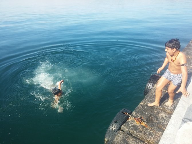 İzmir'de şubatta sıcaklık rekor kırıldı, çocuklar denize girdi