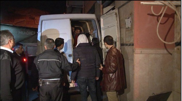 İzmir’de Aralarında Bebeklerinde Olduğu 43 Göçmen Yakalandı