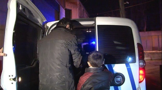 İzmir’de Aralarında Bebeklerinde Olduğu 43 Göçmen Yakalandı