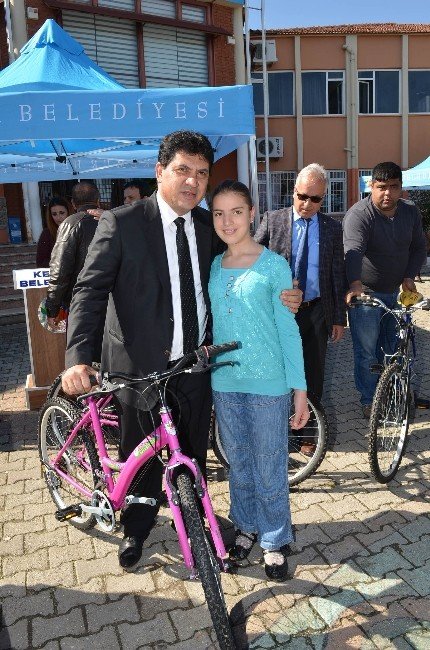 Başkan Gül’den 850 Öğrenciye Bisiklet