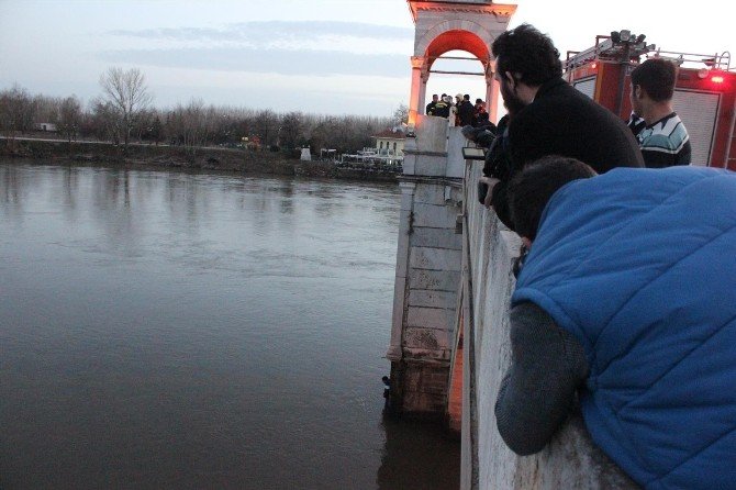 Meriç Nehri’nde Mahsur Kalan Genç, Kurtarılmamak İçin 4 Saat Direndi