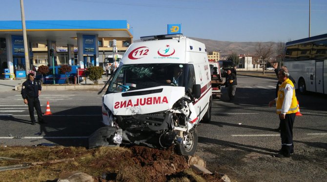 Hasta taşıyan ambulans ile otomobil çarpıştı: 5 yaralı