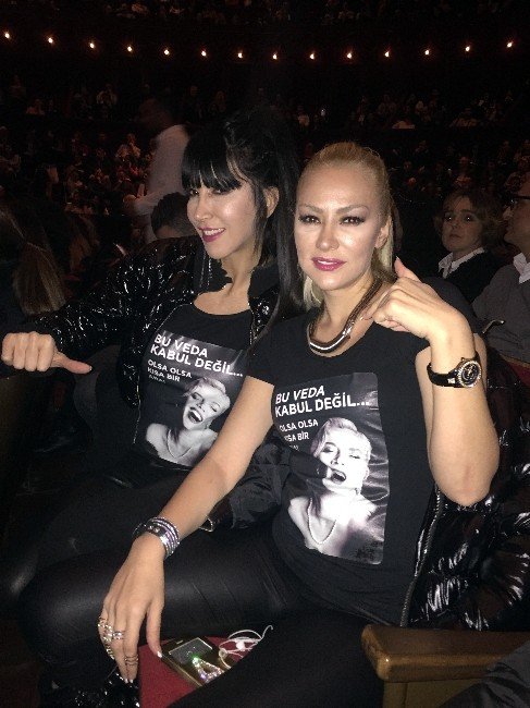 Amsterdam’da Hande Yener Ve Aylin Çoşkun’dan Sezen Aksu’ya Tişörtlü Mesaj