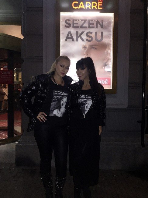 Amsterdam’da Hande Yener Ve Aylin Çoşkun’dan Sezen Aksu’ya Tişörtlü Mesaj