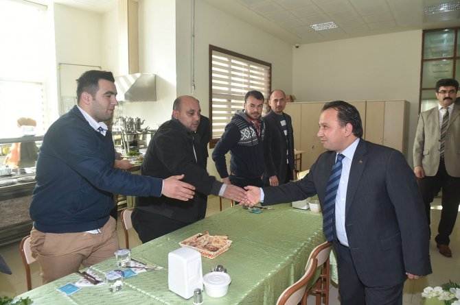 Sarıçam Belediye Başkanı Bilal Uludağ berberlerle bir araya geldi