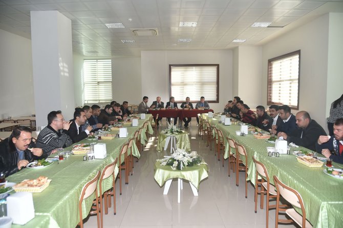 Sarıçam Belediye Başkanı Bilal Uludağ berberlerle bir araya geldi