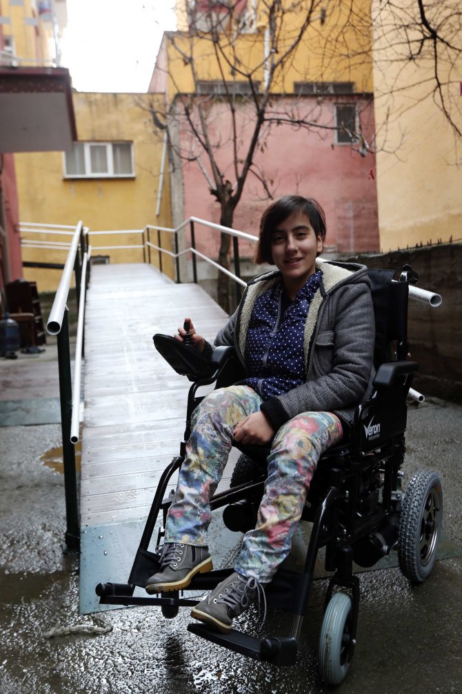 Başkan Yaşar, bedensel engelli Sinem’e verdiği sözü tuttu