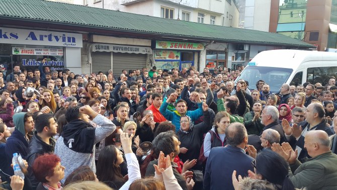 Valilik önünde tabaklı çanaklı Cerattepe protestosu