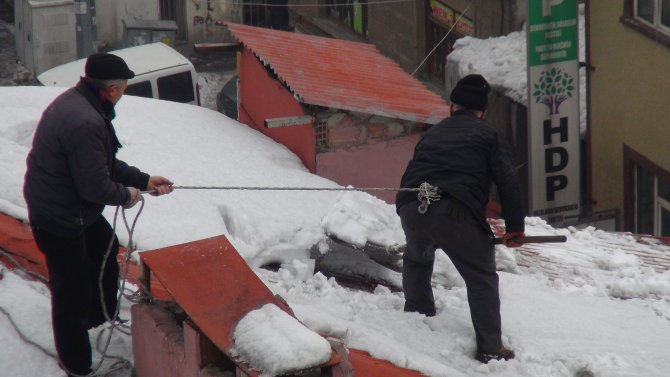 Ekmeklerini çatıda biriken karları temizleyerek çıkarıyorlar