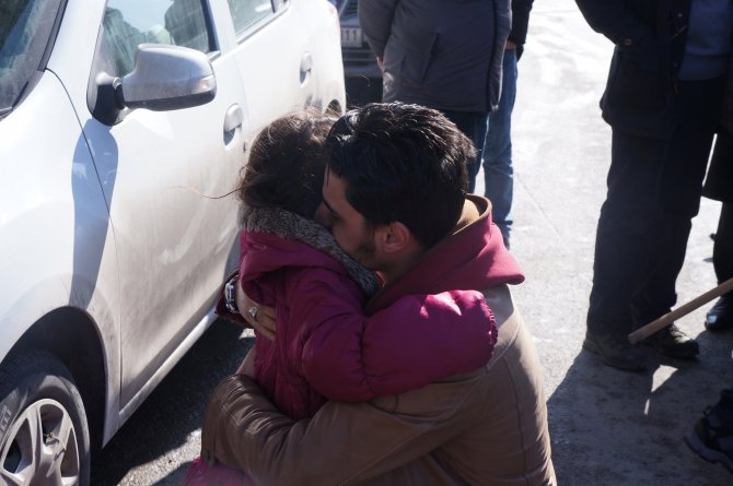 Erzurum'da babası gözaltına alınan çocuğu polis teselli etti