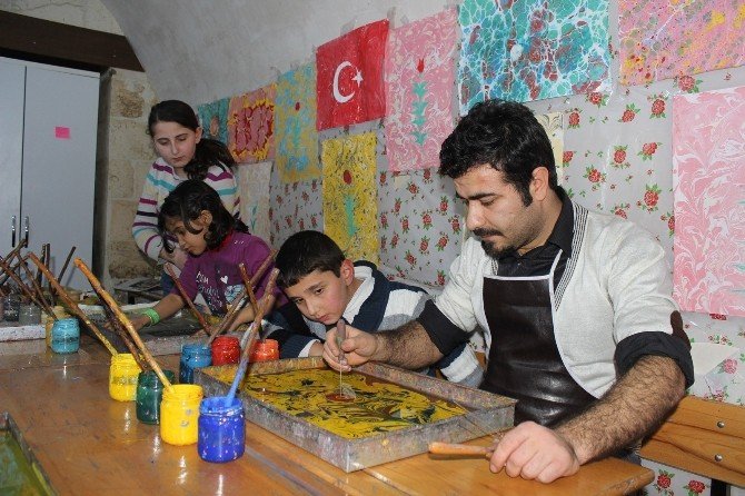 Eyyübiyeli Çocuklar Ve Yetişkinler Ebru Sanatını Öğreniyor