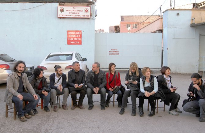 Gazeteciler, Diyarbakır Cezaevi önünde haber nöbeti tuttu
