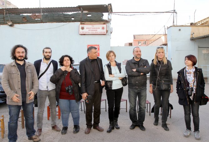 Gazeteciler, Diyarbakır Cezaevi önünde haber nöbeti tuttu