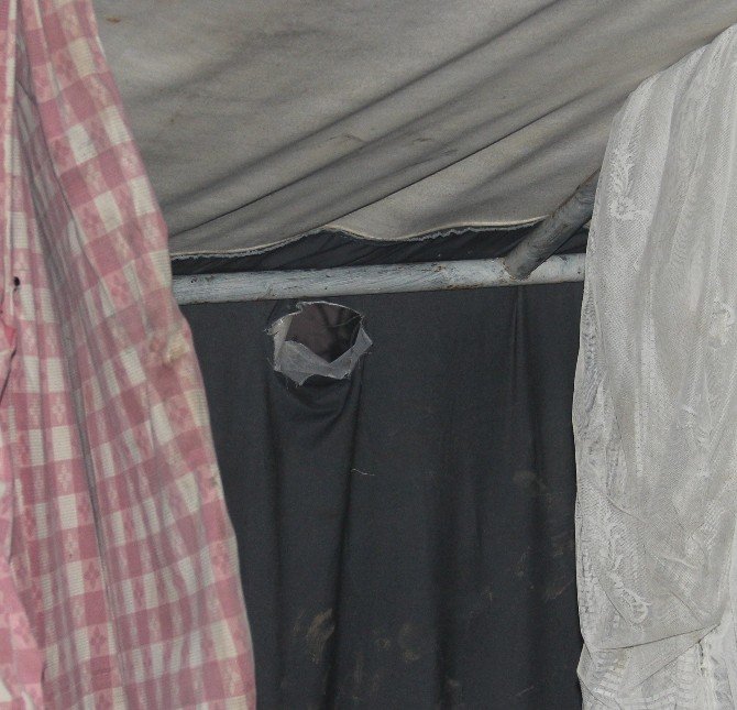 Suriyelilerin Kaldığı Çadıra İşaret Fişeği Düştü