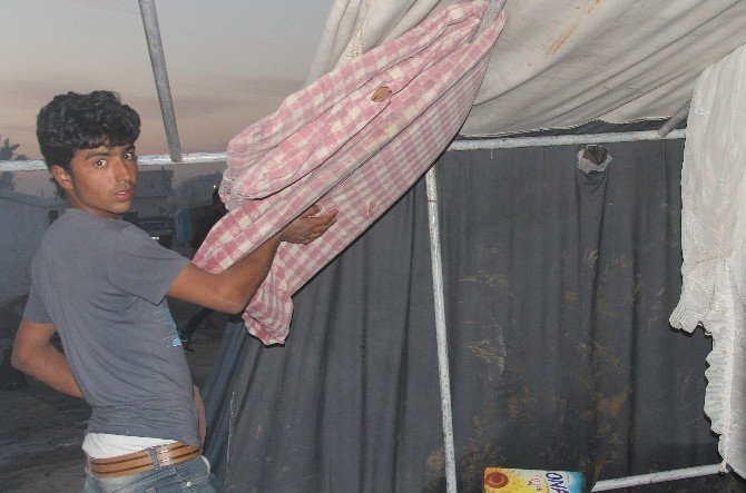 Suriyelilerin Kaldığı Çadıra İşaret Fişeği Düştü