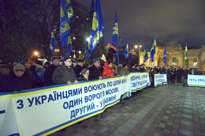 İktidar karşıtları Ukrayna Parlamentosu önünde eylem yaptı