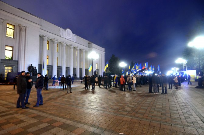 İktidar karşıtları Ukrayna Parlamentosu önünde eylem yaptı