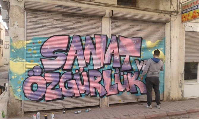 Adana'nın eski sokaklarına grafiti ışığı