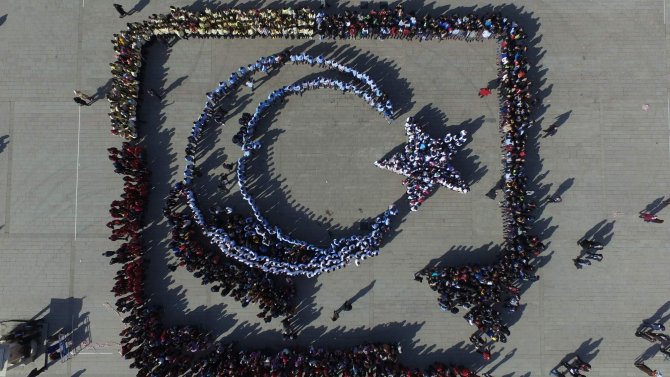 3 bin öğrenci hep bir ağızdan İstiklal Marşı’nın son kıtasını okudu