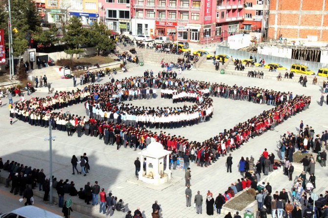 3 bin öğrenci hep bir ağızdan İstiklal Marşı’nın son kıtasını okudu