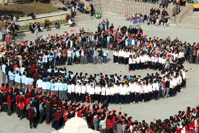 3 bin öğrenci hep bir ağızdan İstiklal Marşı’nın son kıtasını okudu