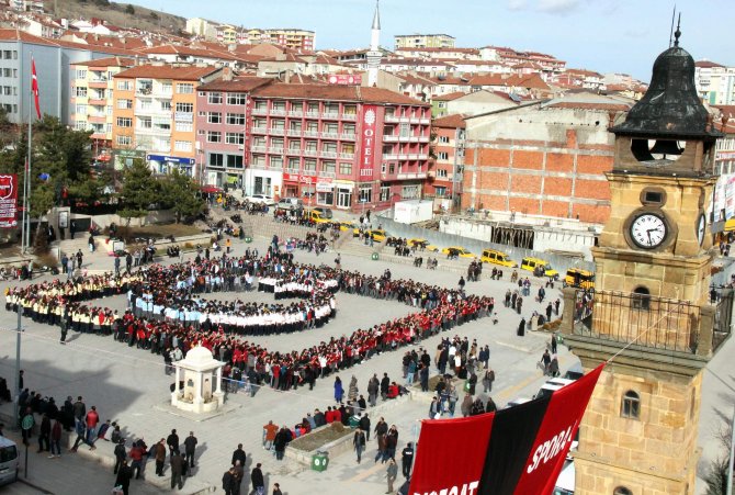 3 bin öğrenci hep bir ağızdan İstiklal Marşı’nın son kıtasını okudu