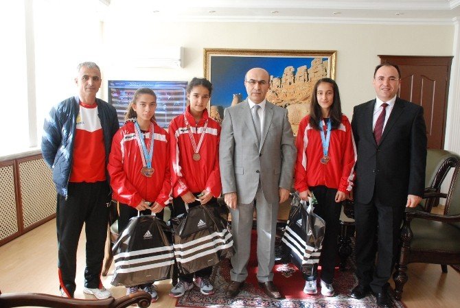 Tarımspor’un Şampiyonları Vali Demirtaş’ı Ziyaret Etti