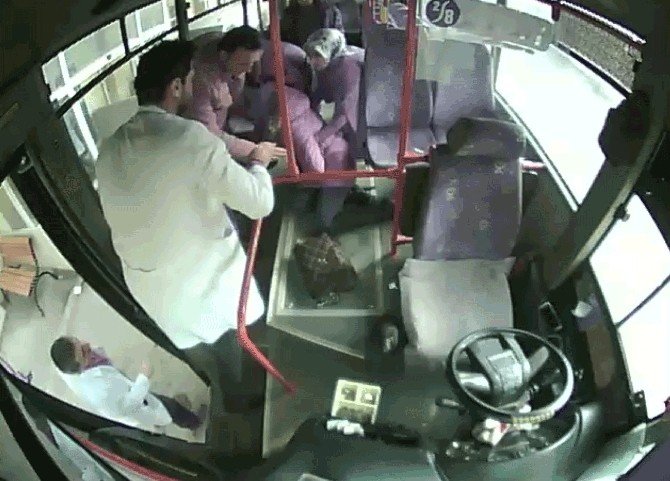 Otobüs Şoförü Kalp Krizi Geçiren Yolcuyu Kurtardı