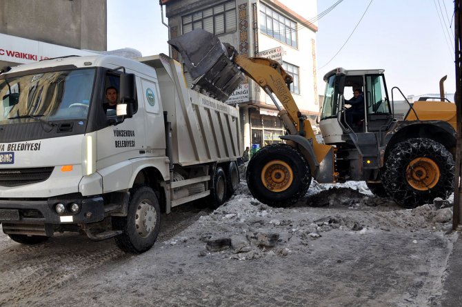 Yüksekova Belediyesi'nden buz ve kar temizleme çalışması