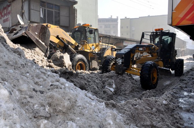 Yüksekova Belediyesi'nden buz ve kar temizleme çalışması