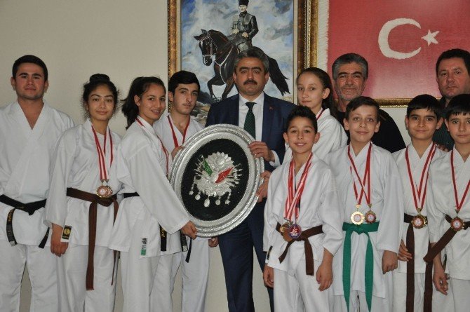 Karateciler Başkan Alıcık’ı Ziyaret Etti