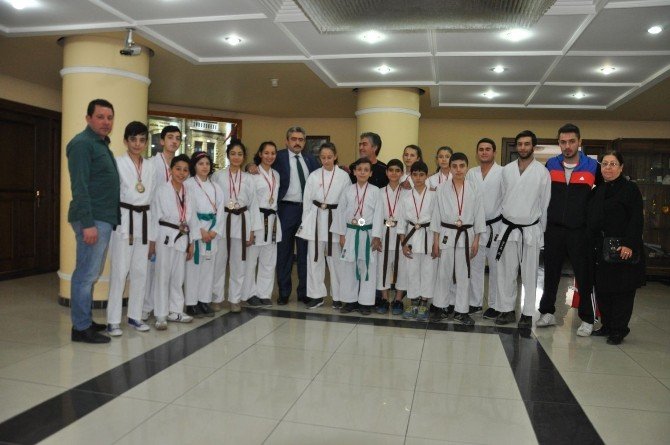 Karateciler Başkan Alıcık’ı Ziyaret Etti