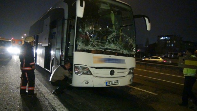 TEM'de yolcu otobüsü TIR'a çarptı: 2 yaralı