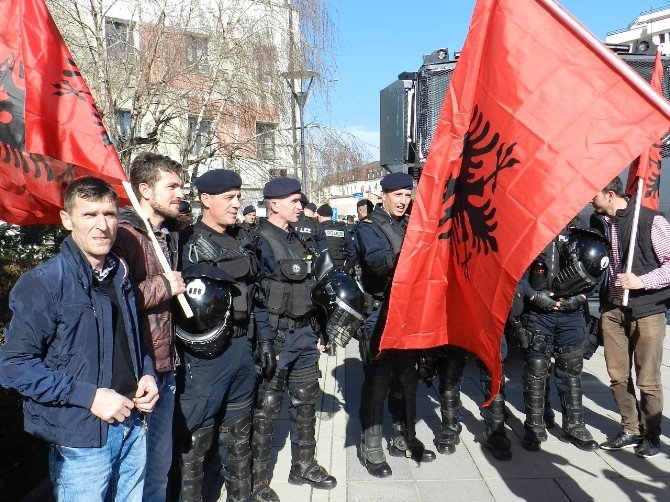Kosova’da Bağımsızlık Yıl Dönümünde Hükümetin İstifası İstendi