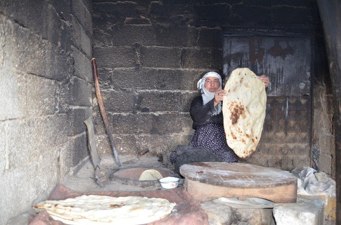 Köylü Vatandaşlar Ekmek İhtiyaçlarını Tandırdan Karşılıyor
