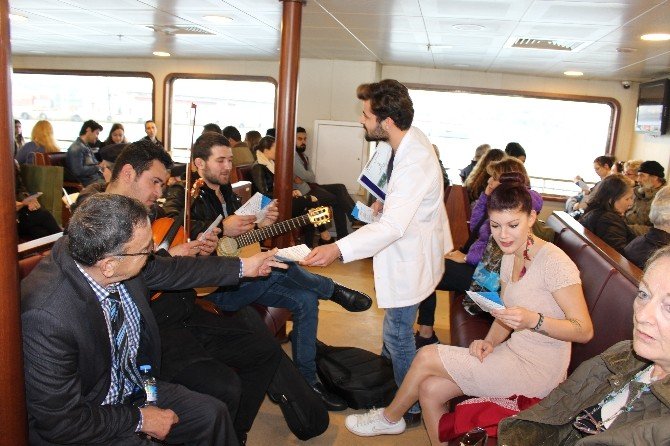 Marmara Üniversitesi Öğrencilerinden Vapurda, ’Antibiyotik’ Bilinçlendirmesi