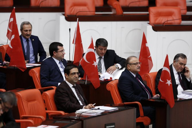 MHP milletvekilleri, Meclis'e Türk bayraklarıyla geldi