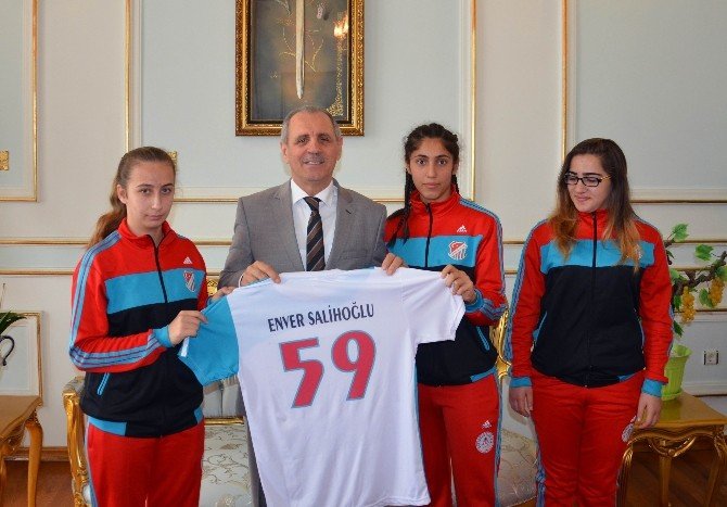 Bayan Futbolculardan Vali Salihoğlu’na Ziyaret
