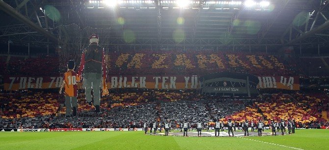 Galatasaray Taraftarından Müthiş Koreografi