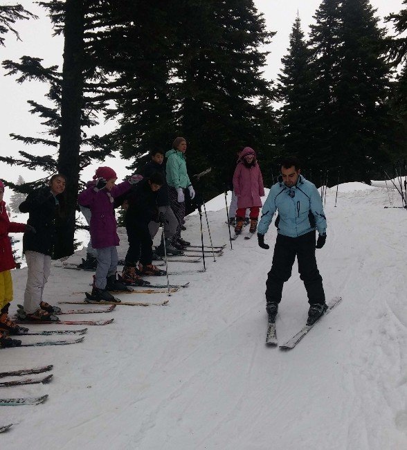 Dağ İlçelerindeki Çocuklar Kayak Keyfi Yaptı